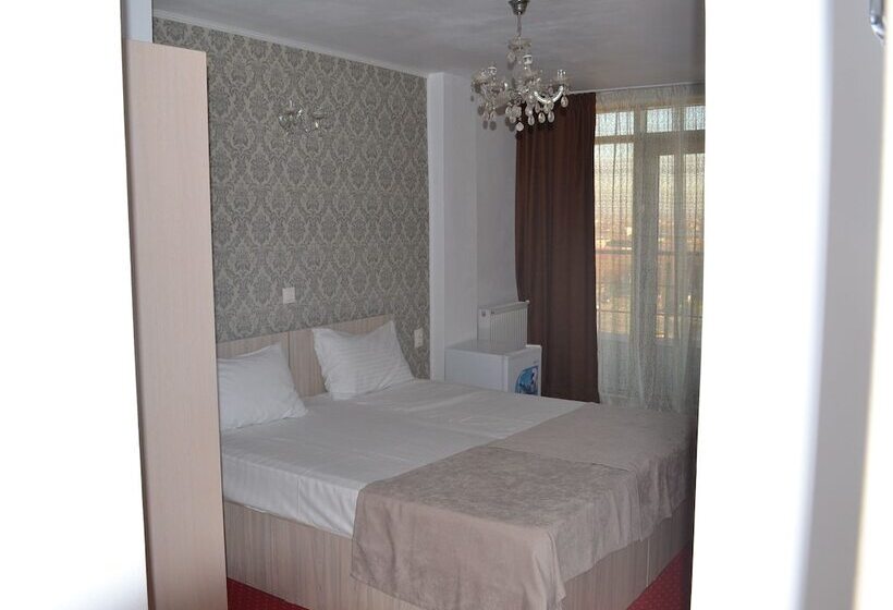 Отель Live Tulcea