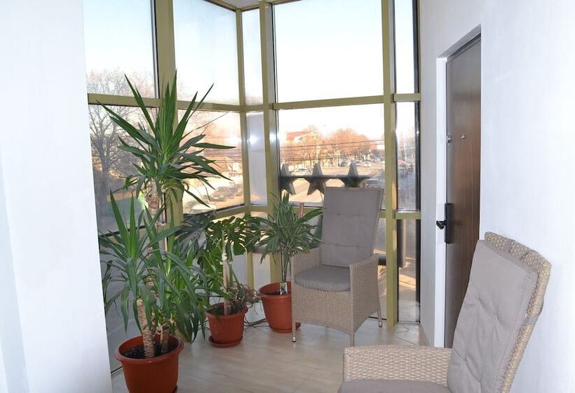 Отель Live Tulcea