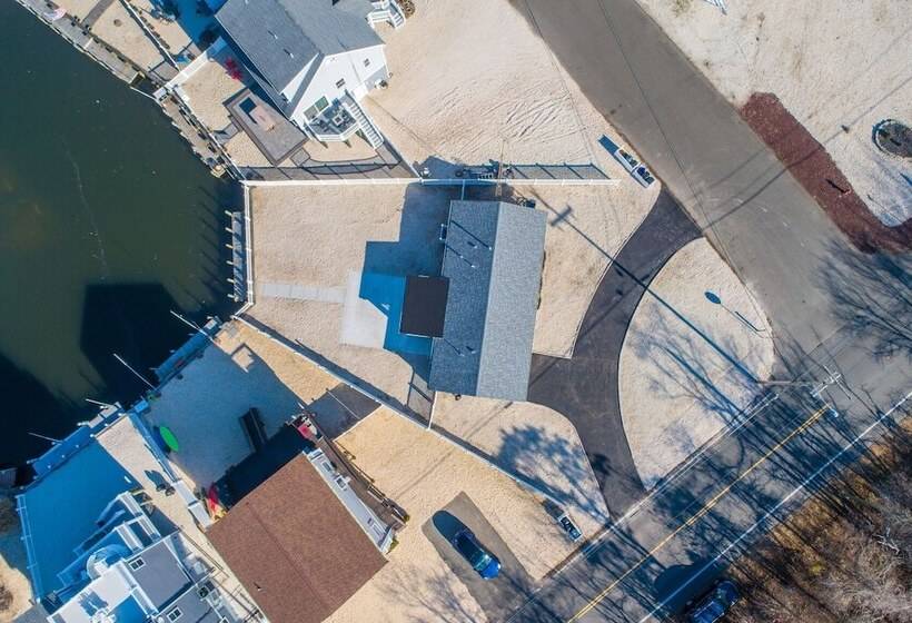 교외 호텔 Waterfront Beach House