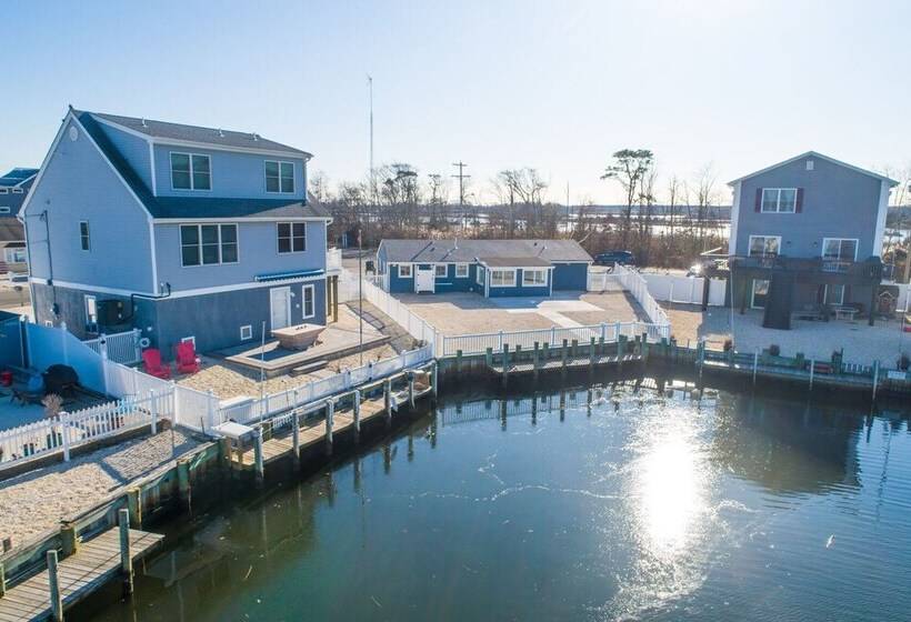 교외 호텔 Waterfront Beach House