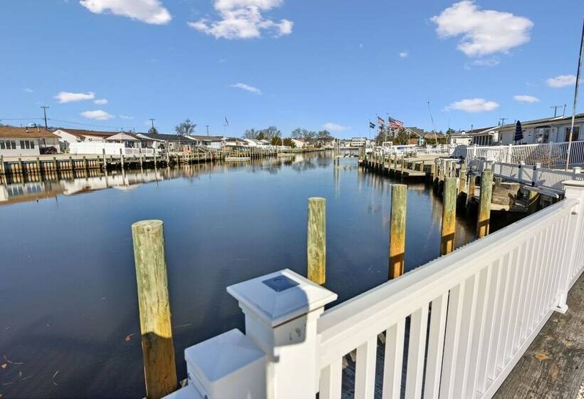 교외 호텔 Waterfront Beach House