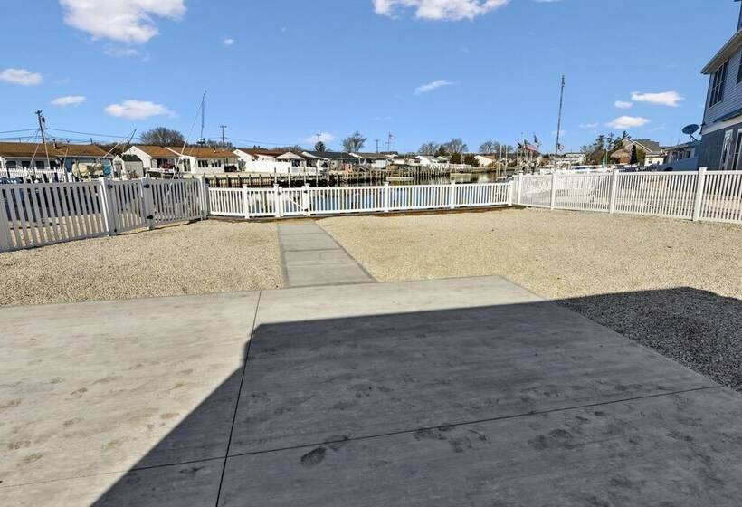 교외 호텔 Waterfront Beach House