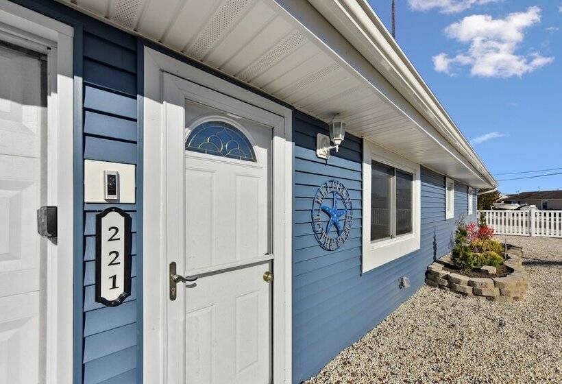 교외 호텔 Waterfront Beach House