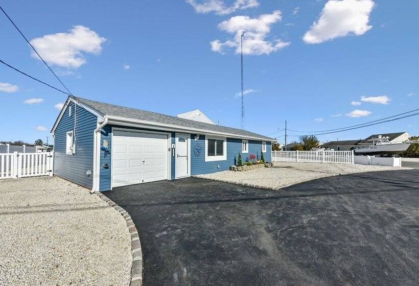 교외 호텔 Waterfront Beach House