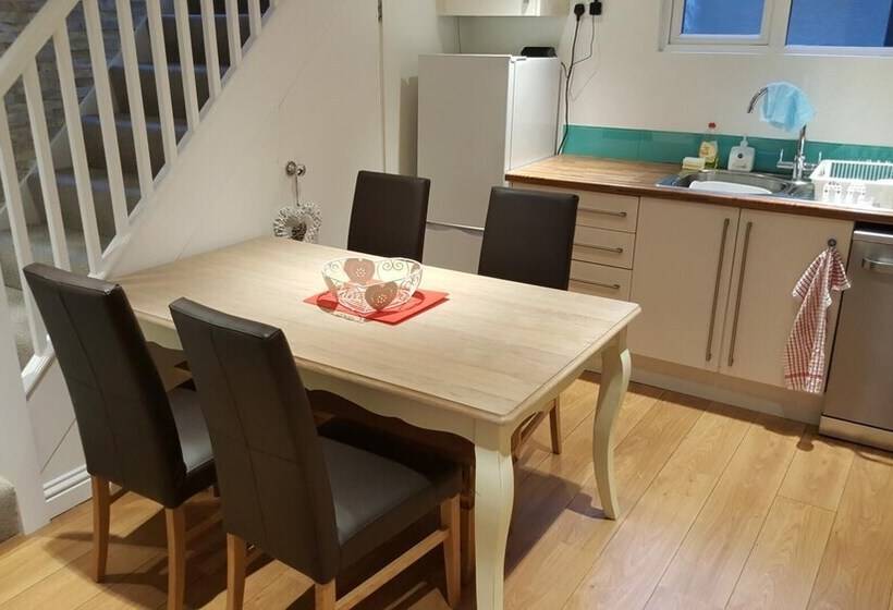 Large House Short Walk To Harbour