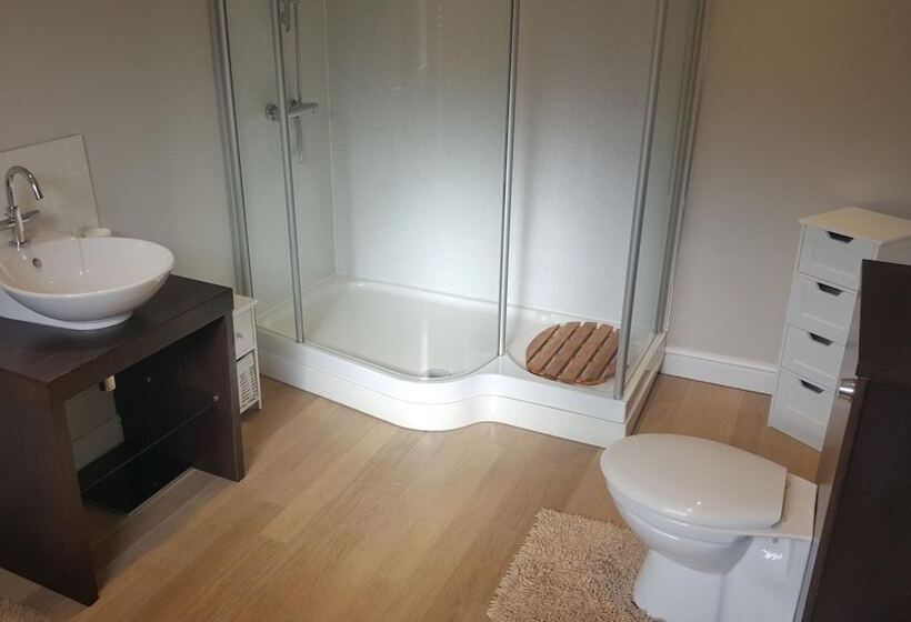 Large House Short Walk To Harbour