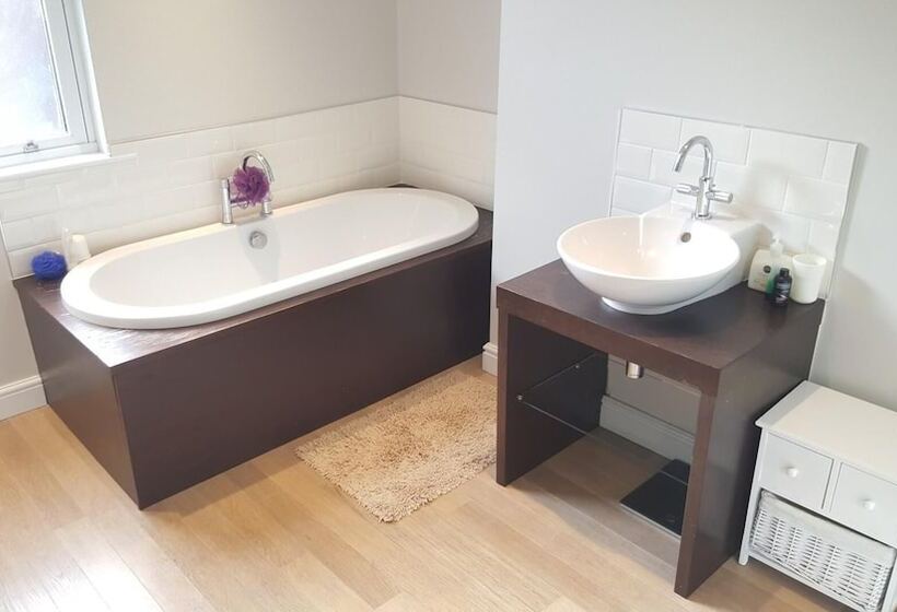 Large House Short Walk To Harbour