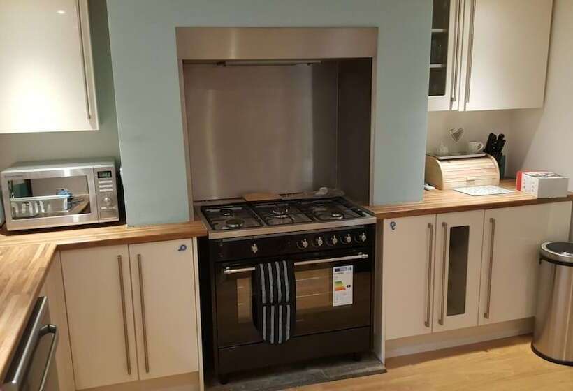 Large House Short Walk To Harbour