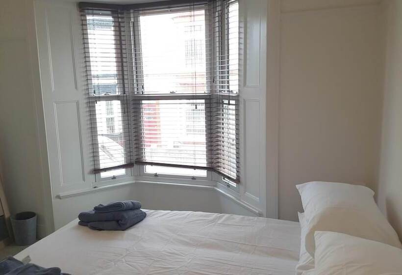 Large House Short Walk To Harbour