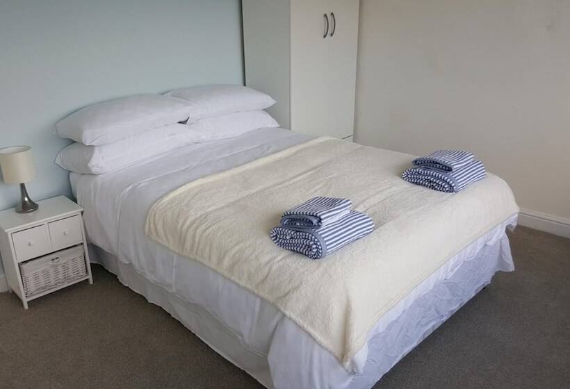 Large House Short Walk To Harbour