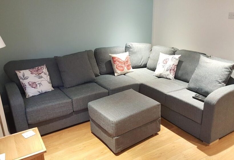 Large House Short Walk To Harbour