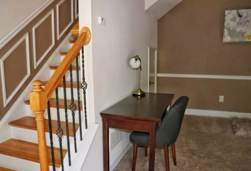 پانسیون Ravishing Downtown Home