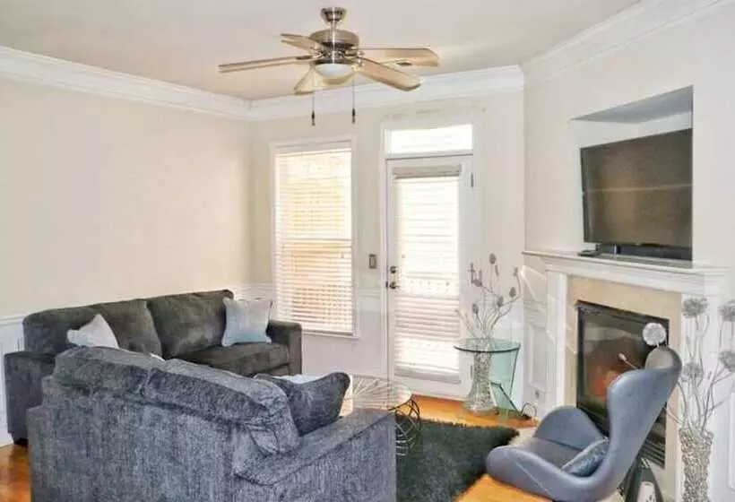 پانسیون Ravishing Downtown Home