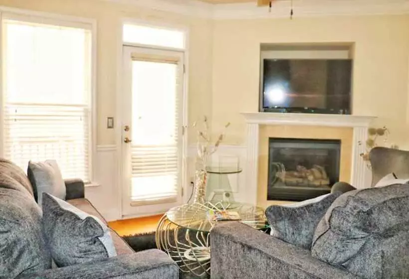 پانسیون Ravishing Downtown Home