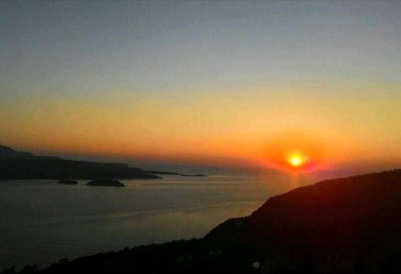 اقامتگاه Immaculate 3 Bed House In Chania