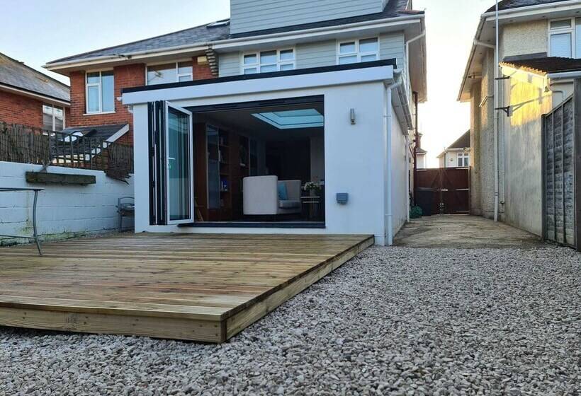 اقامتگاه Newly Refurbished 4 Bed House In Bournemouth