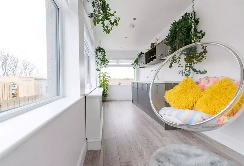 Residenssi Stunningly Refurbished 1 Bed Home On The N/e Coast