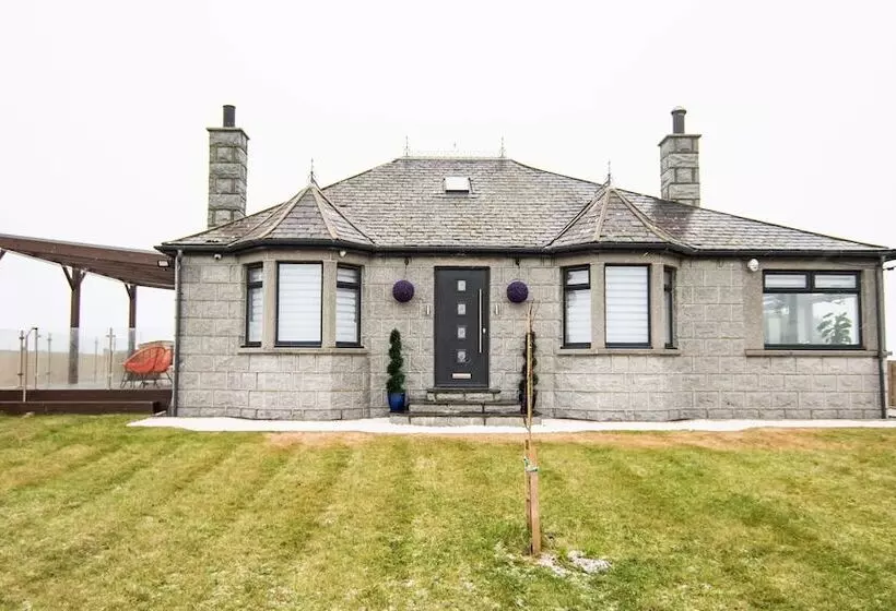 Residenssi Stunningly Refurbished 1 Bed Home On The N/e Coast