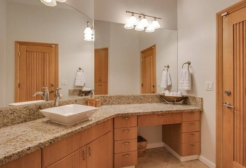 Stunning Private & Modern N. Scottsdale Estate!