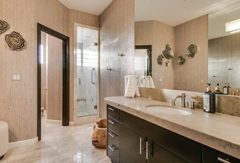 Stunning Private & Modern N. Scottsdale Estate!