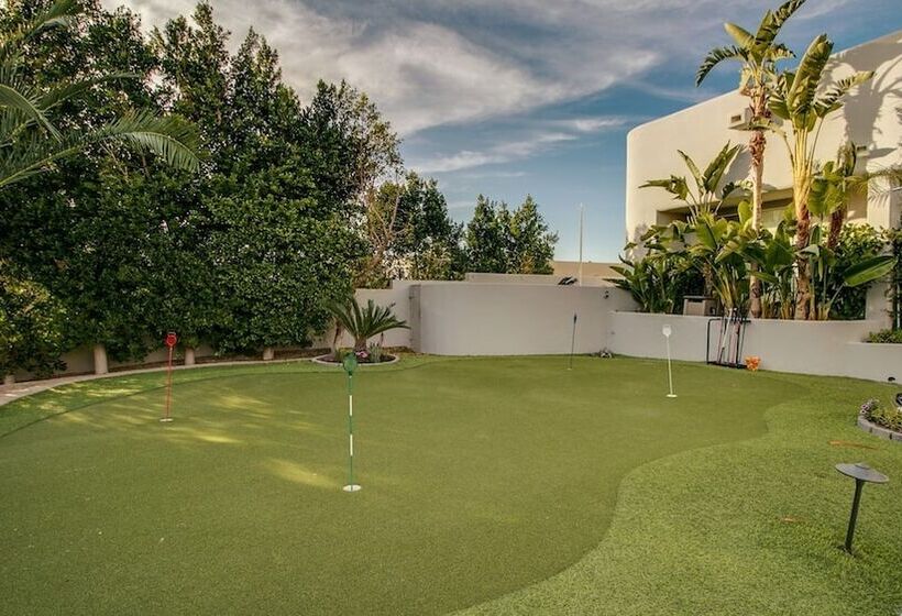 Stunning Private & Modern N. Scottsdale Estate!