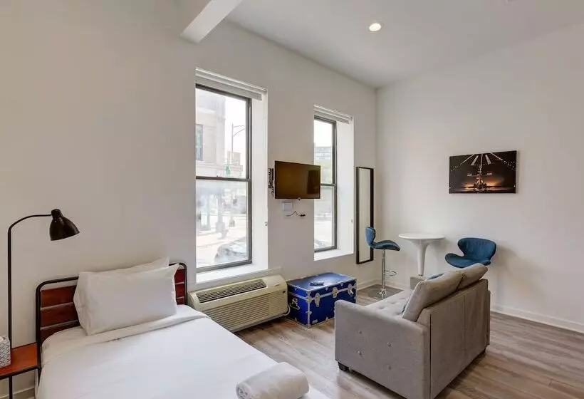 Hot Property Near The Hot West Loop   747 Lofts Cabin 103 By Redawning