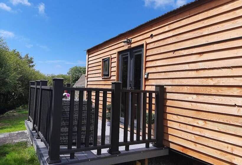 Shepherds Hut With Hot Tub On Anglesey North Wales