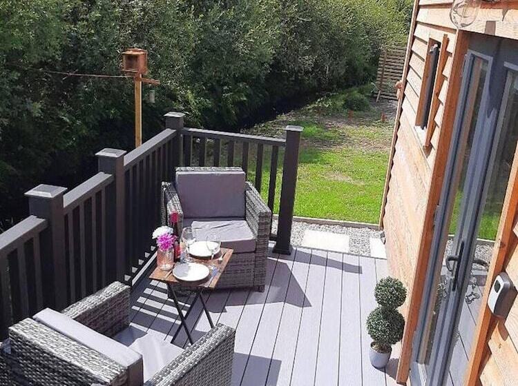 Shepherds Hut With Hot Tub On Anglesey North Wales