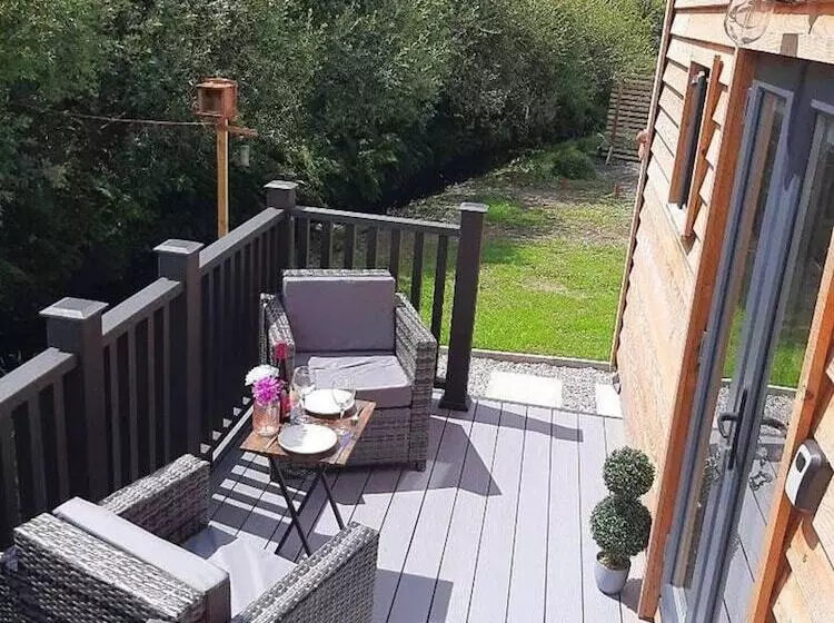 Shepherds Hut With Hot Tub On Anglesey North Wales