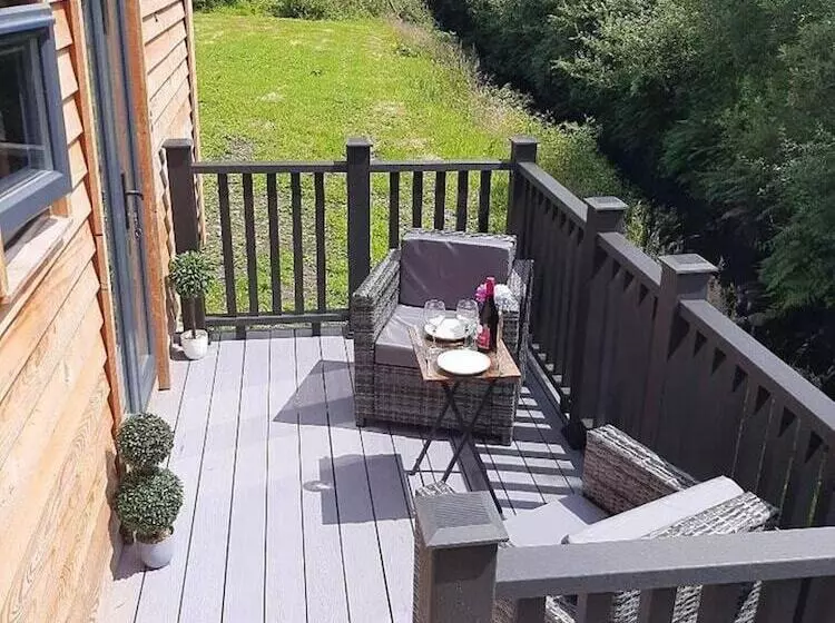 Shepherds Hut With Hot Tub On Anglesey North Wales
