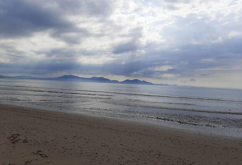 Shepherds Hut With Hot Tub On Anglesey North Wales