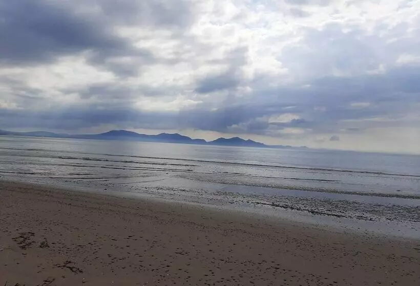 Shepherds Hut With Hot Tub On Anglesey North Wales