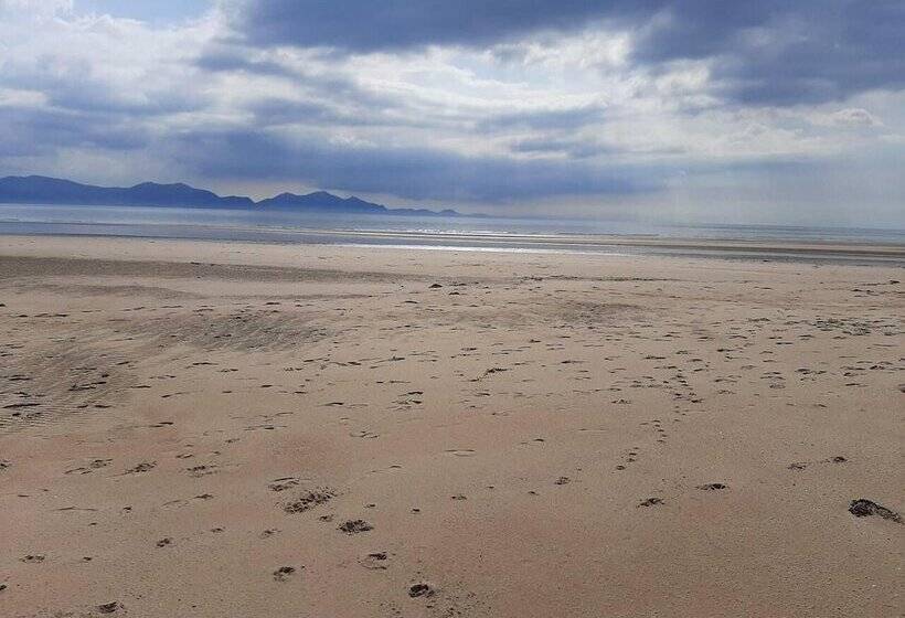 Shepherds Hut With Hot Tub On Anglesey North Wales