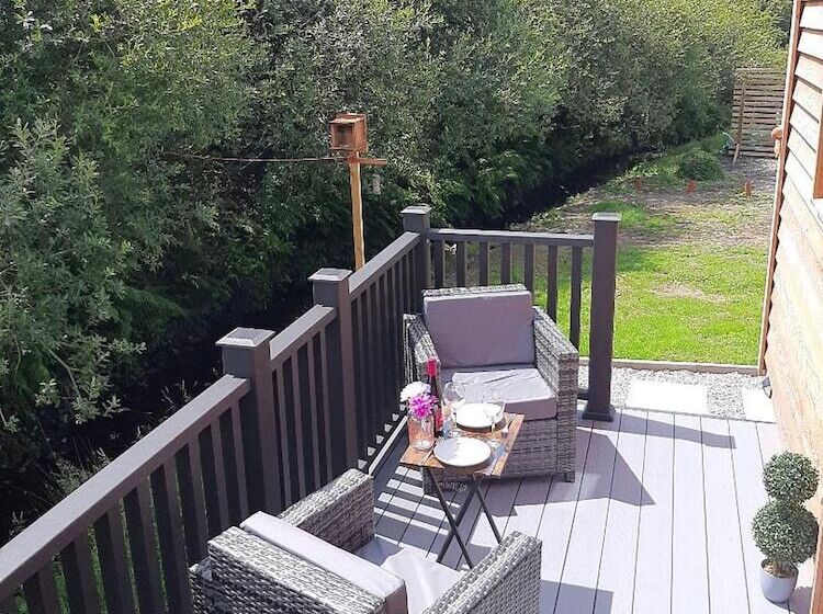Shepherds Hut With Hot Tub On Anglesey North Wales