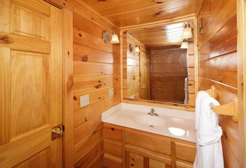 Smoky Treehouse Lodge #614