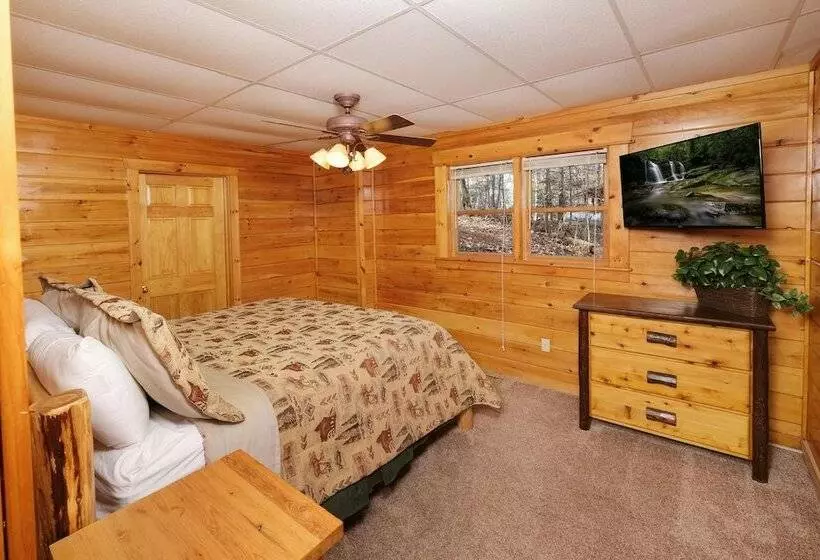 Smoky Treehouse Lodge #614