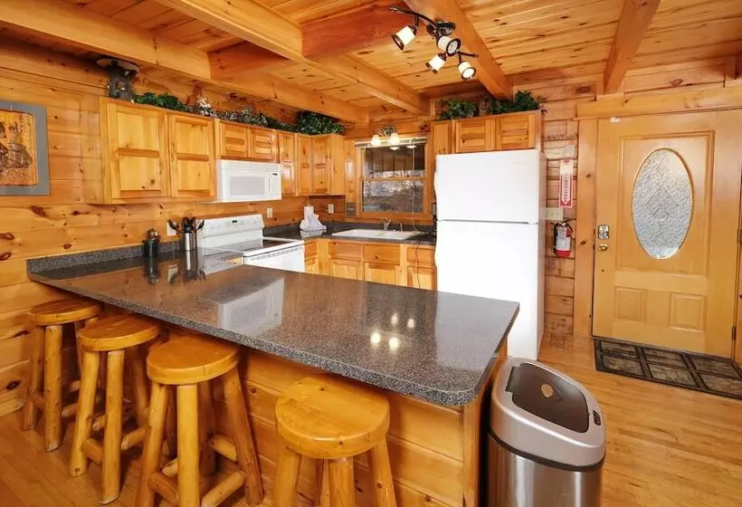 Smoky Treehouse Lodge #614