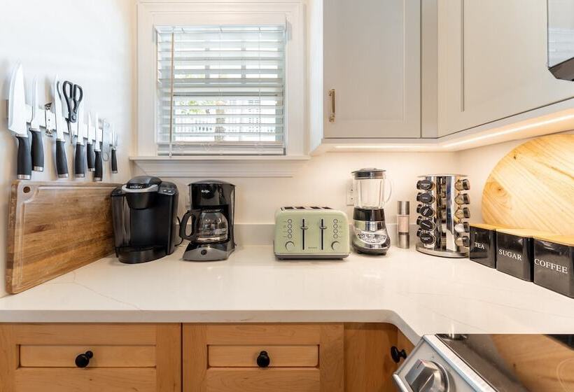 A Place In Paradise By Avantstay Key West Walkable W/ Shared Pool Week Long Stays Only