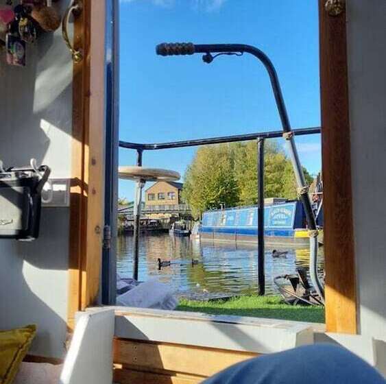 Charming Baby Narrowboat Apsley Marina