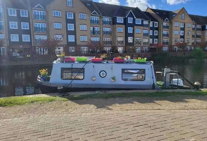 Charming Baby Narrowboat Apsley Marina