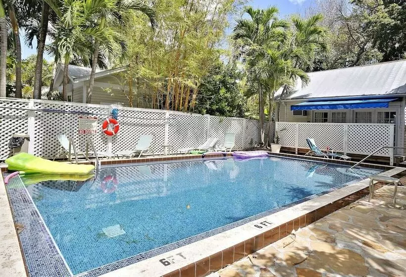 Ibis By Avantstay Close To Duval Street W/ Shared Pool Month Long Stays Only