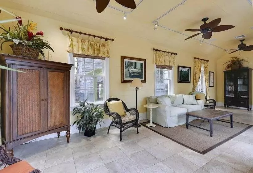 Lighthouse Villa By Avantstay Walk To Southernmost Point W/ Private Pool & Patio Month Long Stays