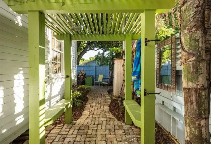 Lighthouse Villa By Avantstay Walk To Southernmost Point W/ Private Pool & Patio Month Long Stays