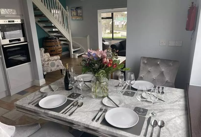 Residenssi Beautiful 3 Bed House In Sunny Killough Down