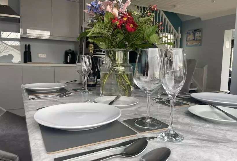 Residenssi Beautiful 3 Bed House In Sunny Killough Down