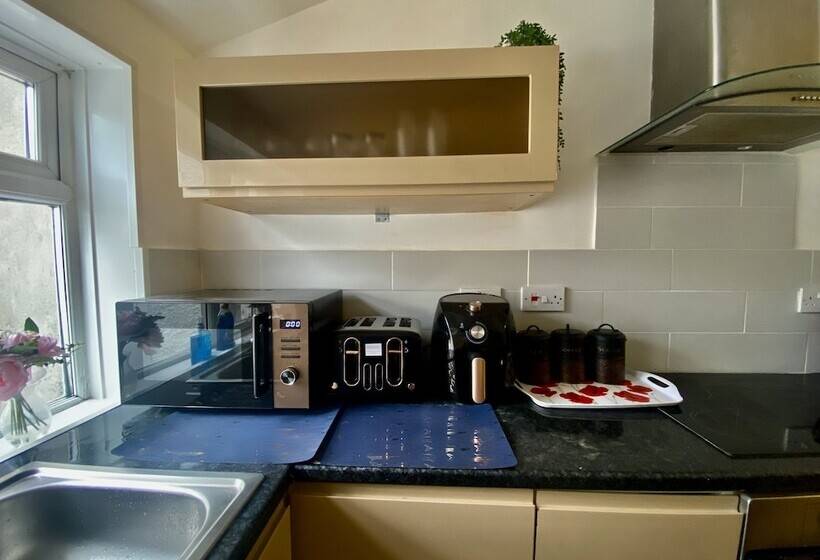 اقامتگاه Lovely And Cosy House In Cardiff, South Wales