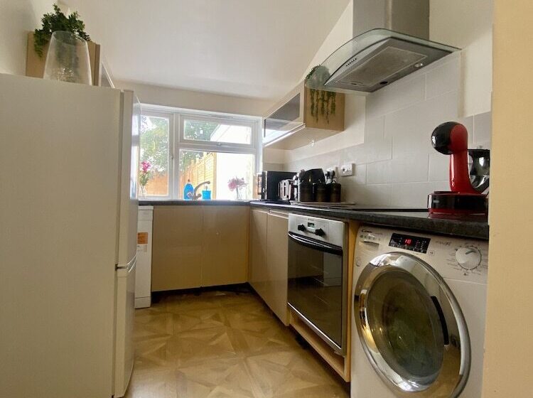 اقامتگاه Lovely And Cosy House In Cardiff, South Wales