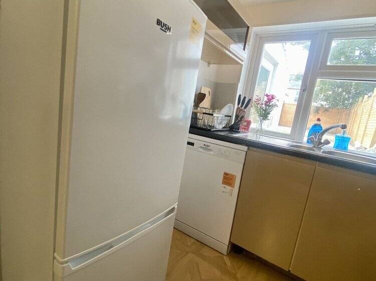 اقامتگاه Lovely And Cosy House In Cardiff, South Wales