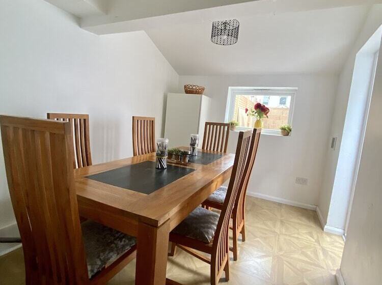 اقامتگاه Lovely And Cosy House In Cardiff, South Wales