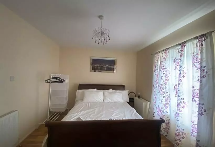 اقامتگاه Lovely And Cosy House In Cardiff, South Wales